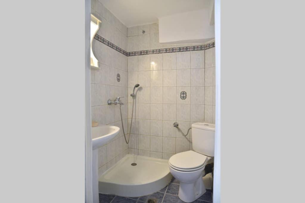 A Modern Bright Studio In The Center Of Kastoria Ngoại thất bức ảnh